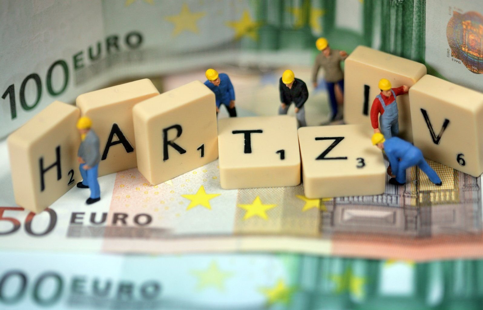 Spielzeugfiguren bauen den Schriftzug Hartz IV.