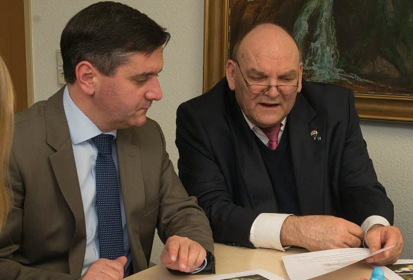 Hauptinvestor Heinz-Peter Brinkmann stellt Bürgermeister Thomas Balcerowski das Projekt im Bodetal vor.