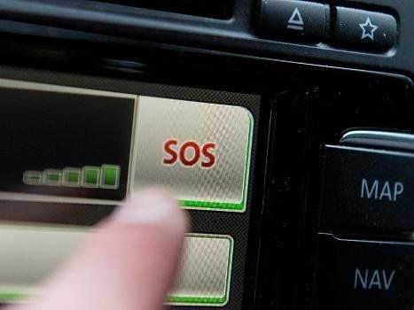Ab Oktober 2015 soll das neue E-Call-System in allen neu zugelassenen Pkw-Modellen installiert sein. Es kann für schnelle Hilfe sorgen, gibt jedoch auch viele Daten preis.