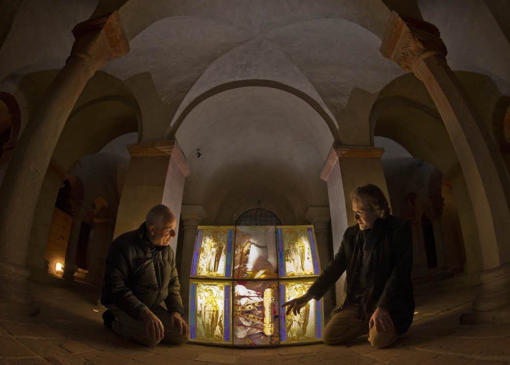 Domkustos Thomas Labusiak (rechts) und der Fotograf Philipp Schönborn sprechen über den Schrein in der Krypta der Stiftskirche.