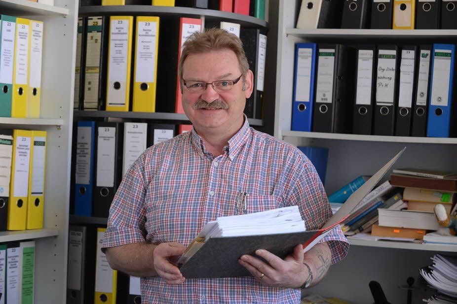 Frank Müller hat nicht nur den Schlüssel zum Rathaus, sondern auch den Zugriff auf alle Akten der Stadt. Er besitzt das alleinige Entscheidungsrecht, um die Geschäfte bis zur Übergabe an den neuen Bürgermeister und den neuen Stadtrat zu führen. Das ist frühestens im September.