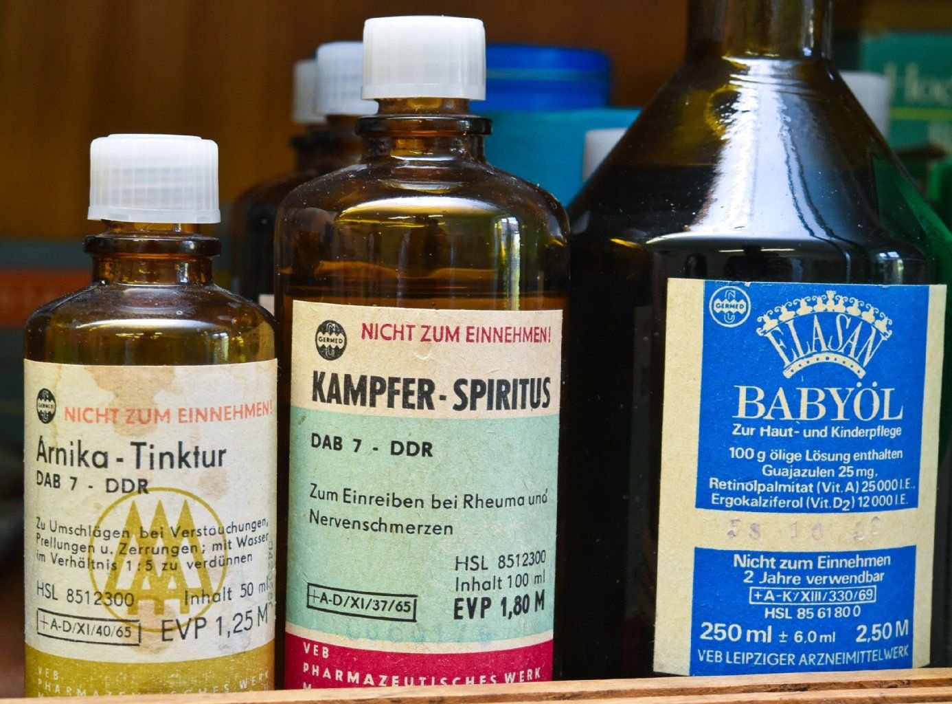 Arnika-Tinktur, Kampfer-Spiritus und Babyöl