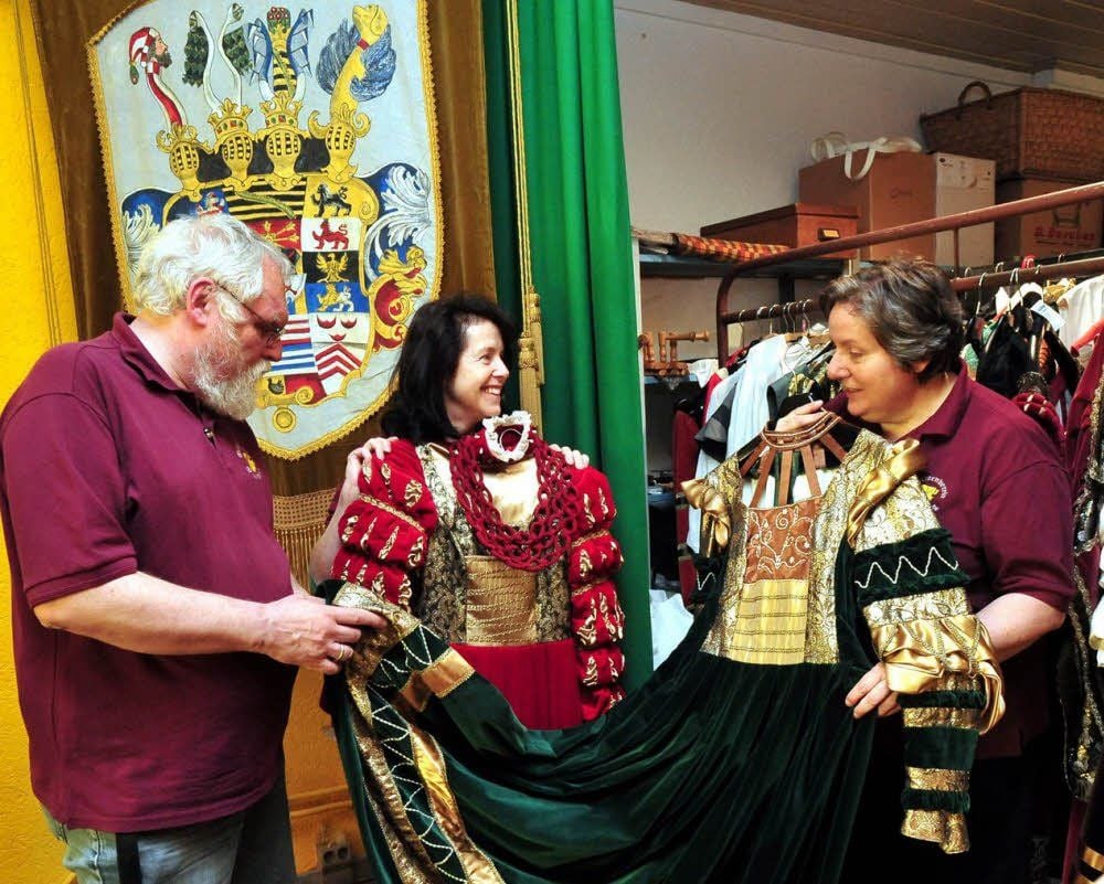 Frank Sommer, Birgit Uebe, Heike Sommer (von li.) bereiten die Ausstattung für den Kurfürstlichen Hof vor.