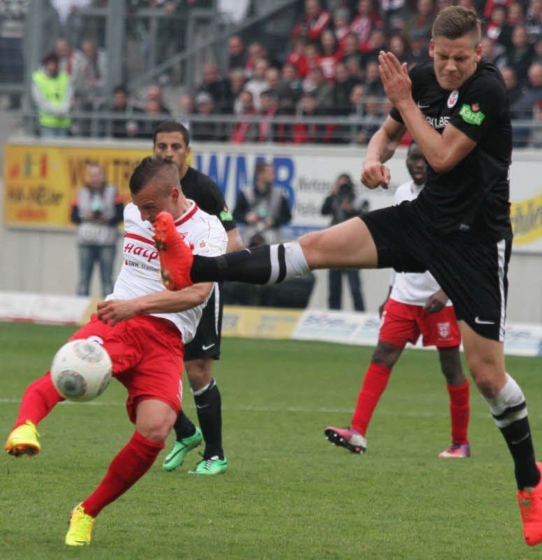 Toni Lindenhahn zieht aus 30 Metern ab und trifft zum 4:3-Endstand gegen Hansa Rostock.