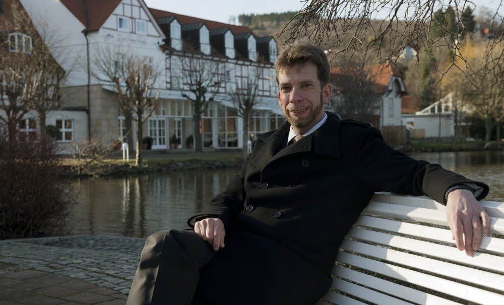Ilsenburgs Bürgermeister Denis Loeffke sitzt vor der „Forelle“, in die er die Mächtigen der Welt einladen will.