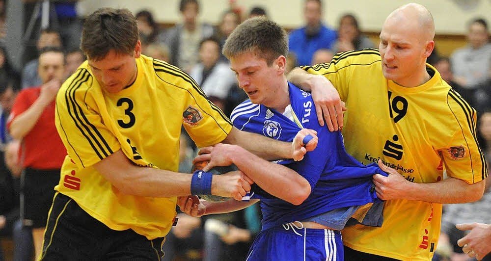 Die Oberliga-Handballer von TuS 1947 Radis, hier Raik Nathow (Mitte) im Dreikampf mit den Wolfenern Denny Winkel (links) und Norman Bernhardt, stehen am Sonntag um 16.30 Uhr auswärts dem ungeschlagenen Tabellenführer HSV Bad Blankenburg gegenüber.
