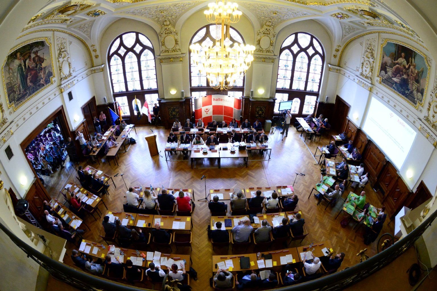 Der Stadtrat tagt im halleschen Ratshof.