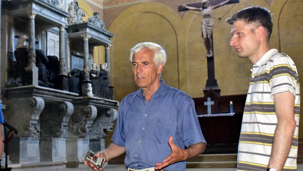 Sie sind nicht nur zum Wandern an die Saale und Unstrut gekommen: Alexander Zehrer mit seinem Sohn Robert in der Klosterkirche Goseck.