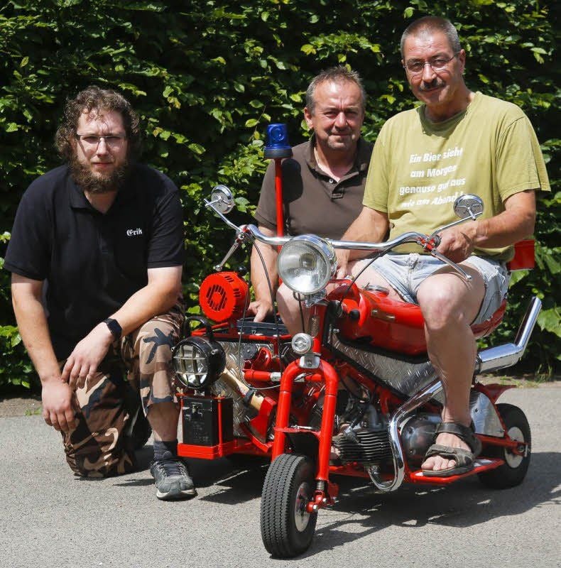 Erik Kambach, Michael Beilschmidt und Martin Thiede (von links) führen das Moped vor.