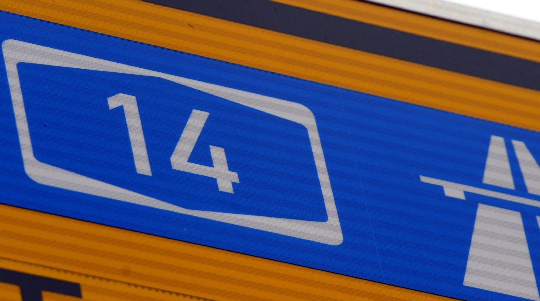 Ein Schild weist den Weg zur Autobahn 14.