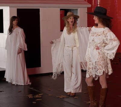 Sophie Rois, Mira Partecke und Christine Groß in „House for sale“ an der Berliner Volksbühne