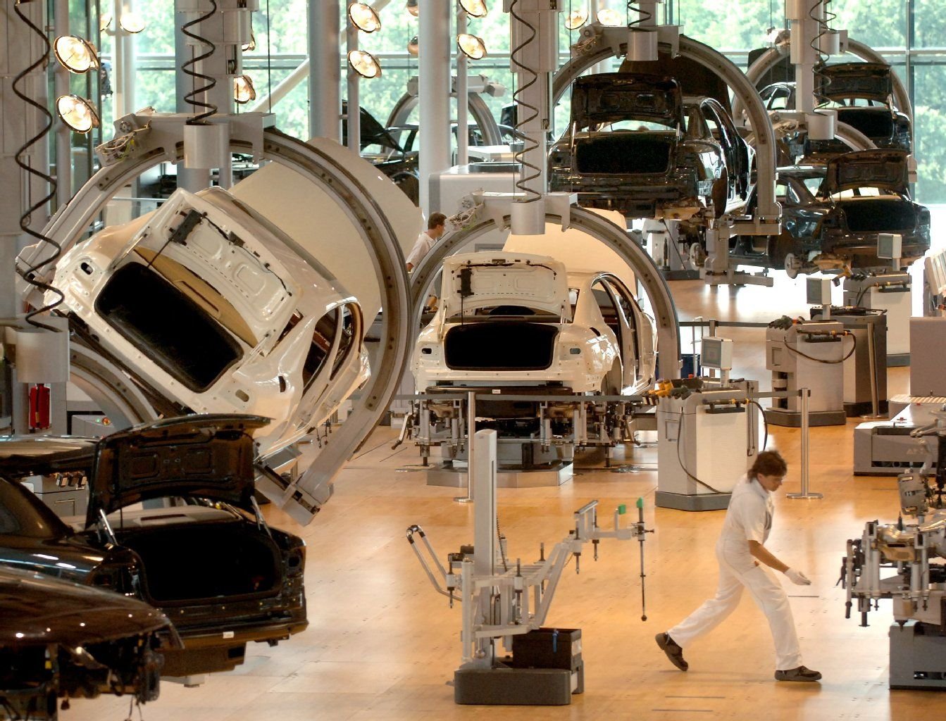 Luxuslimousinen vom Typ Phaeton entstehen in der Gläsernen Manufaktur von VW in Dresden