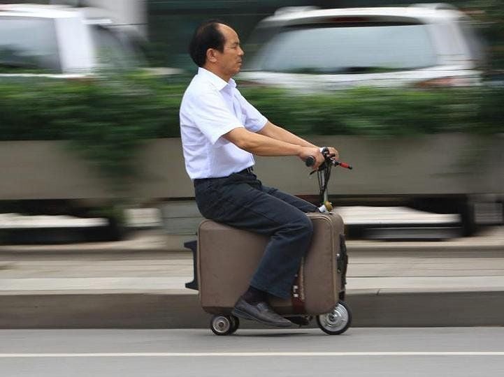 Nie mehr Koffer schleppen muss He Liangcai dank seiner Erfindung.