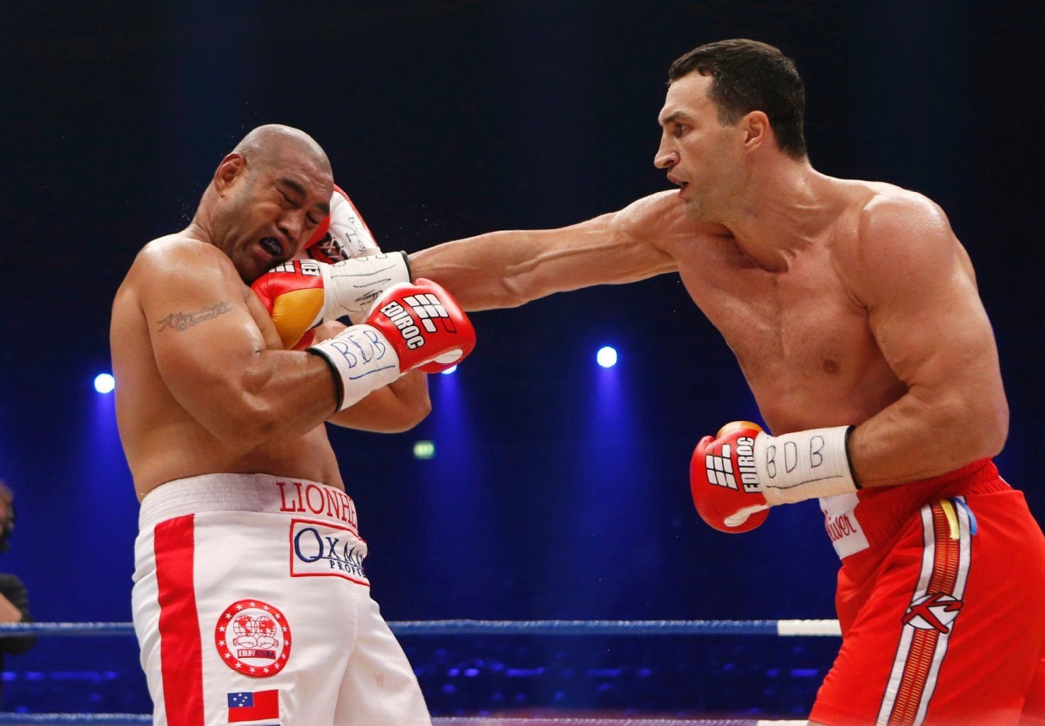 Wladimir Klitschko (r.) mit Gegner Alex Leapai