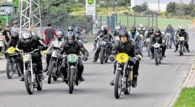 Fast wie vor 60 Jahren - auf Awo-Motorrädern fahren Fans im Zorbauer Gewerbegebiet ihre Rennstrecke entlang.