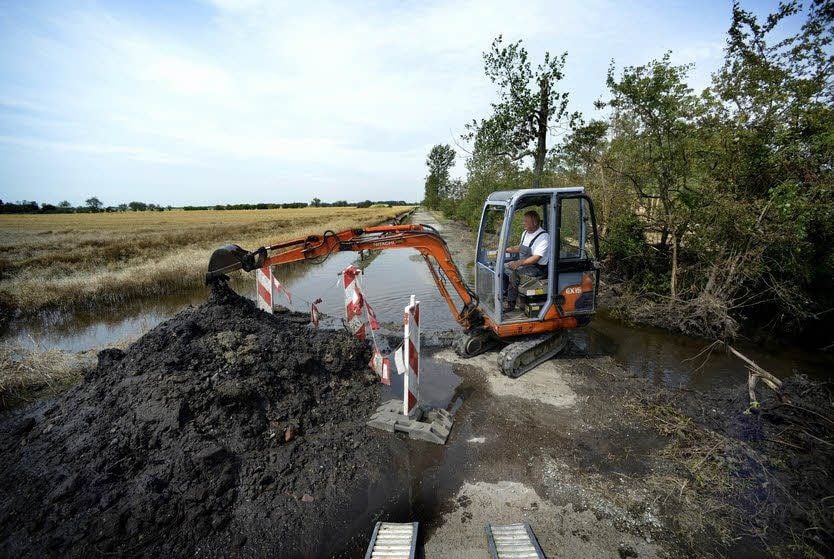 Baggerfahrer Wilhelm Möhsner hat am Mittwoch den Schlitz am Radweg noch größer gemacht, damit das Wasser besser fließen kann.