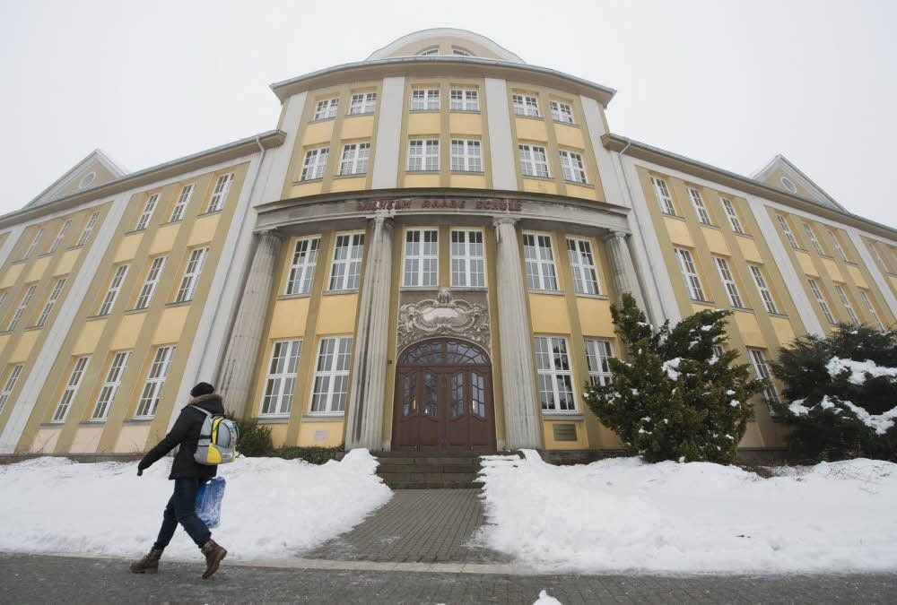 Im Wernigeröder Gerhart-Hauptmann-Gymnasium hatte eine Mädchen auf ihre Mitschüler geschossen und wurde daraufhin von Janik Holland überwältigt.