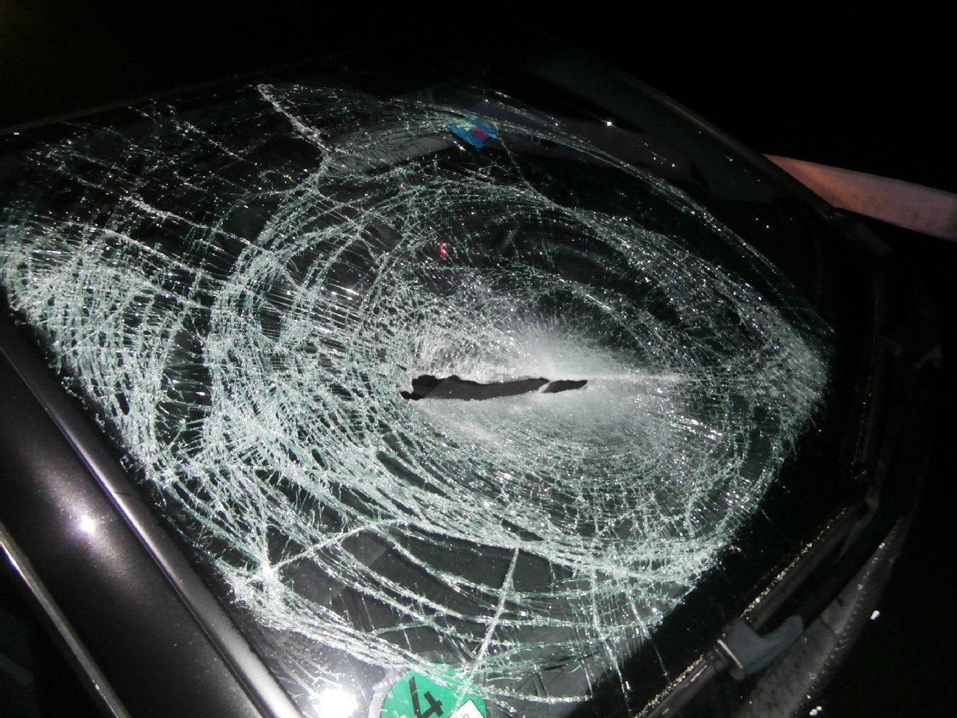 Der Einschlag auf der Windschutzscheibe des VW Phaeton.