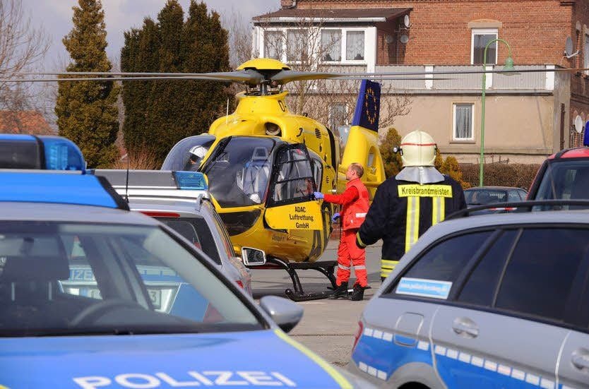 Der Eigentümer der Halle erlitt eine Rauchvergiftung und musste mit einem Rettungshubschrauber in eine Klinik gebracht werden.