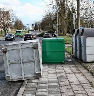 Umgestürzte Container.