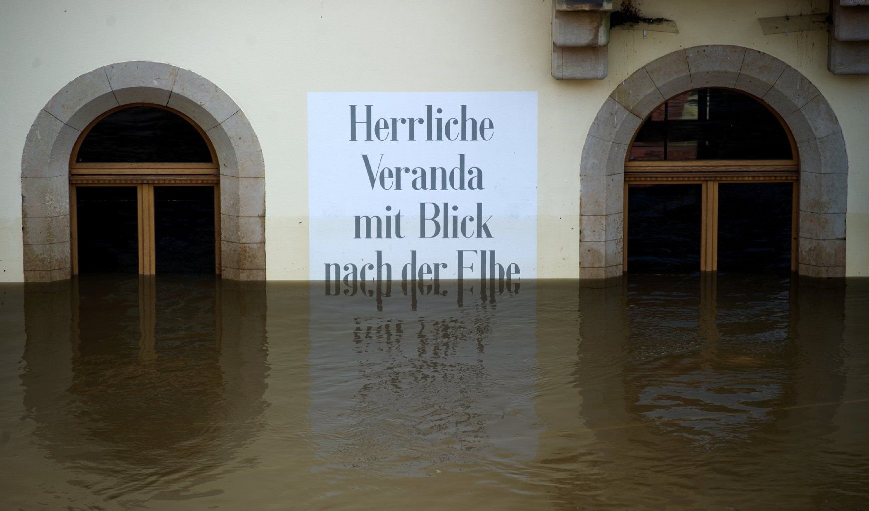 "Herrliche Veranda mit Blick nach der Elbe", wirbt ein Restaurant auf dem Marktplatz in der Stadt Wehlen (Sachsen). Der Ort ist vom Hochwasser der Elbe überflutet.