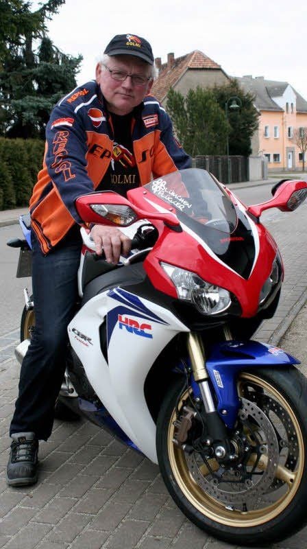 Rüdiger Golm auf einer in seiner Annaburger Werkstatt gewarteten und für die Saison vorbereiteten Honda CBR 1000