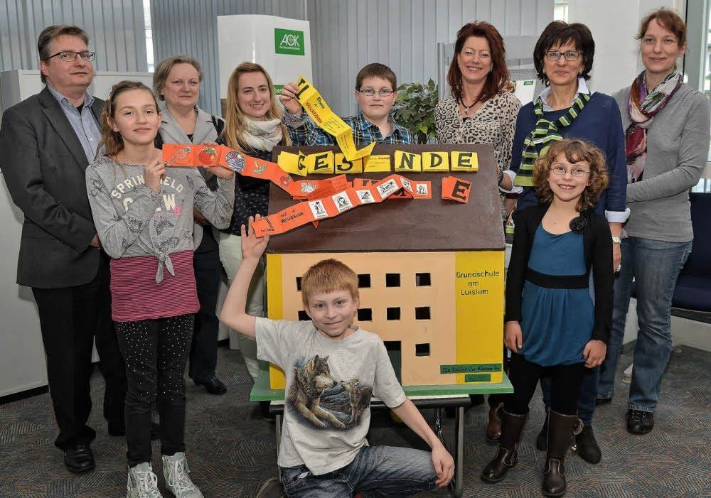 Stolz präsentieren die Grundschüler aus Waldersee bei der AOK in der Gliwicer Straße das Modell ihrer Schule mit vielen Ideen für eine gesunde Schule.