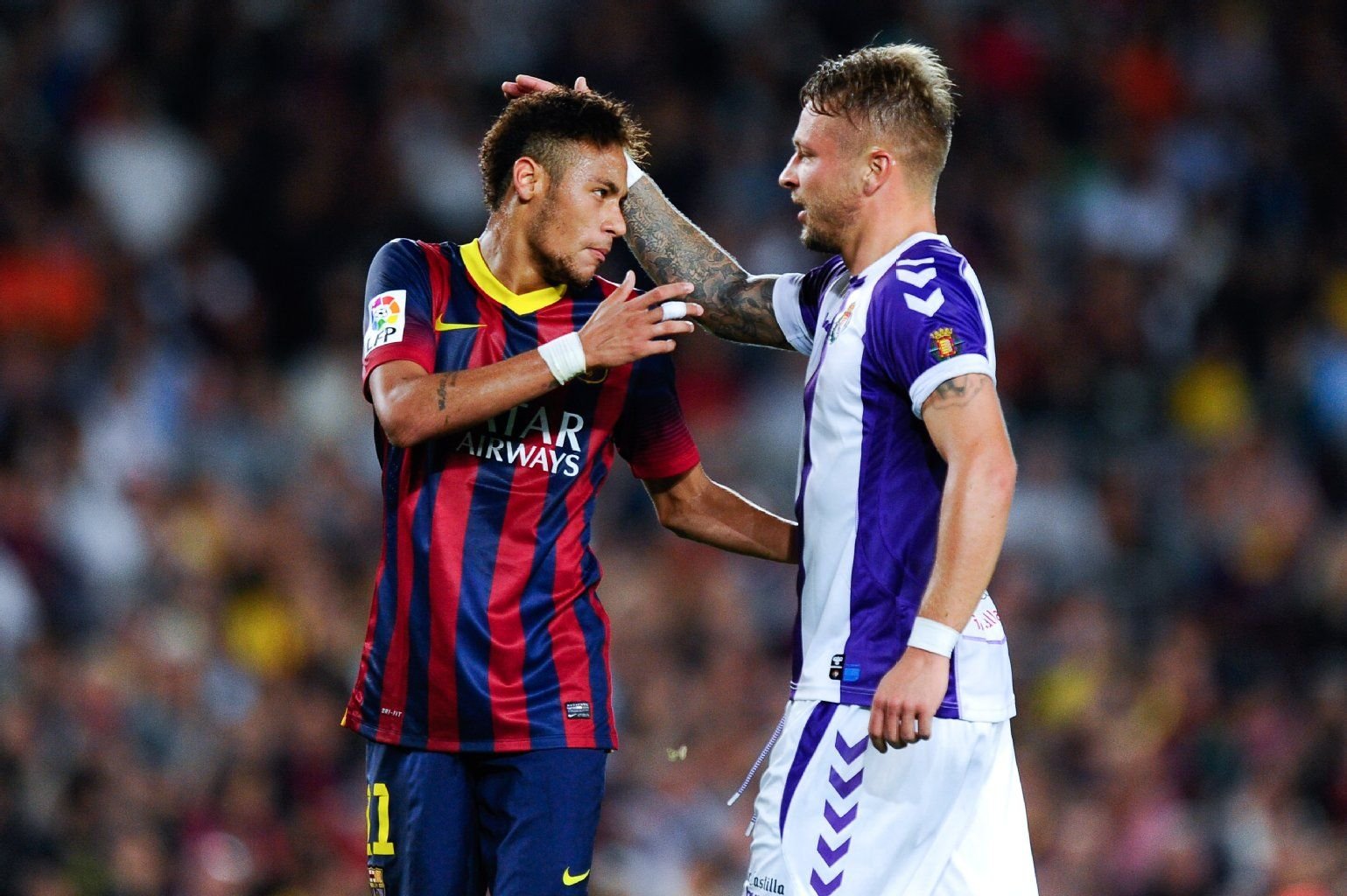 Barcelonas Neymar mit Patrick Ebert (r.)
