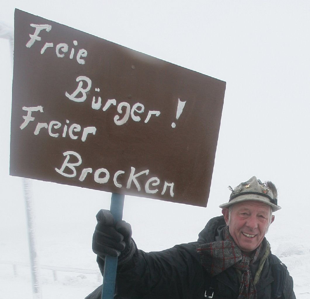 Der Wanderer Willi Hartmann trägt am 03.12.2009 ein historisches Schild mit der Aufschrift: «Freie Bürger! Freier Brocken» bei seinem Aufstieg zum Brocken bei Schierke (Sachsen-Anhalt) im Harz.