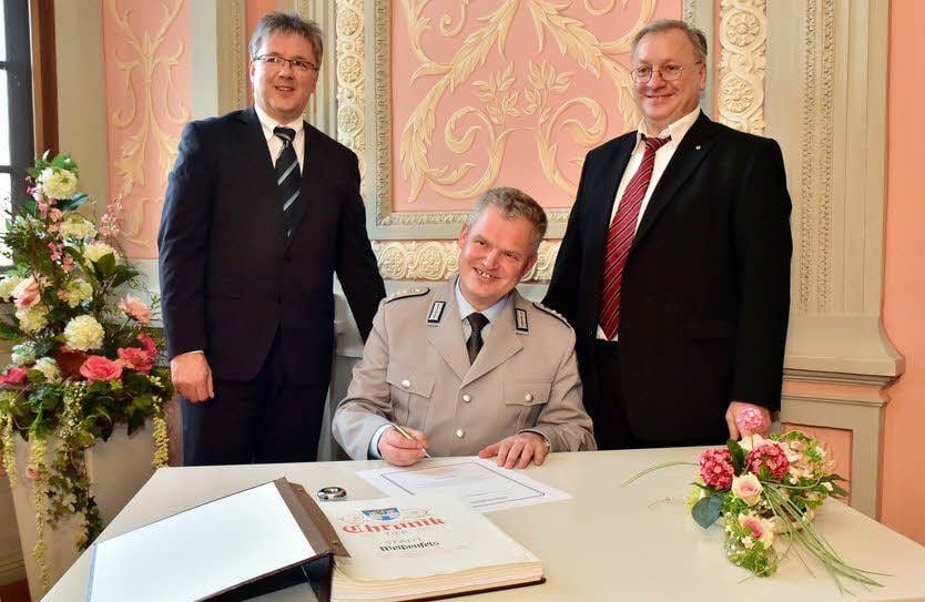 Bruno Most trägt sich in das Ehrenbuch der Stadt ein, flankiert von Oberbürgermeister Robby Risch (li.) und dem Stadtratsvorsitzenden Jörg Freiwald.