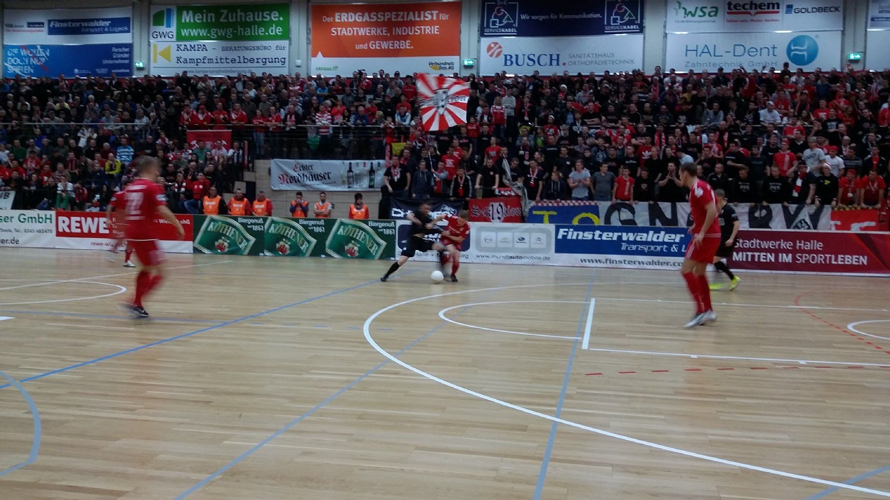 Florian Brügmann (Mitte, rot) avancierte gegen Magdeburg zum Matchwinner.