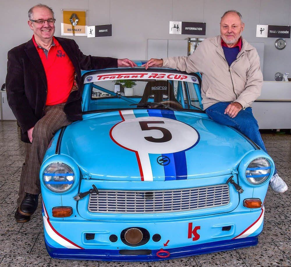 Sie hat der Schumann-Trabant zusammengeschweißt: Wolfgang Hirche (l.) und Hartmut Krüger waren einst Chefmechaniker und Manager des Rennteams vom MC Lützkendorf. Heute ist Wolfgang Hirche stolzer Besitzer des legendären Gefährts.