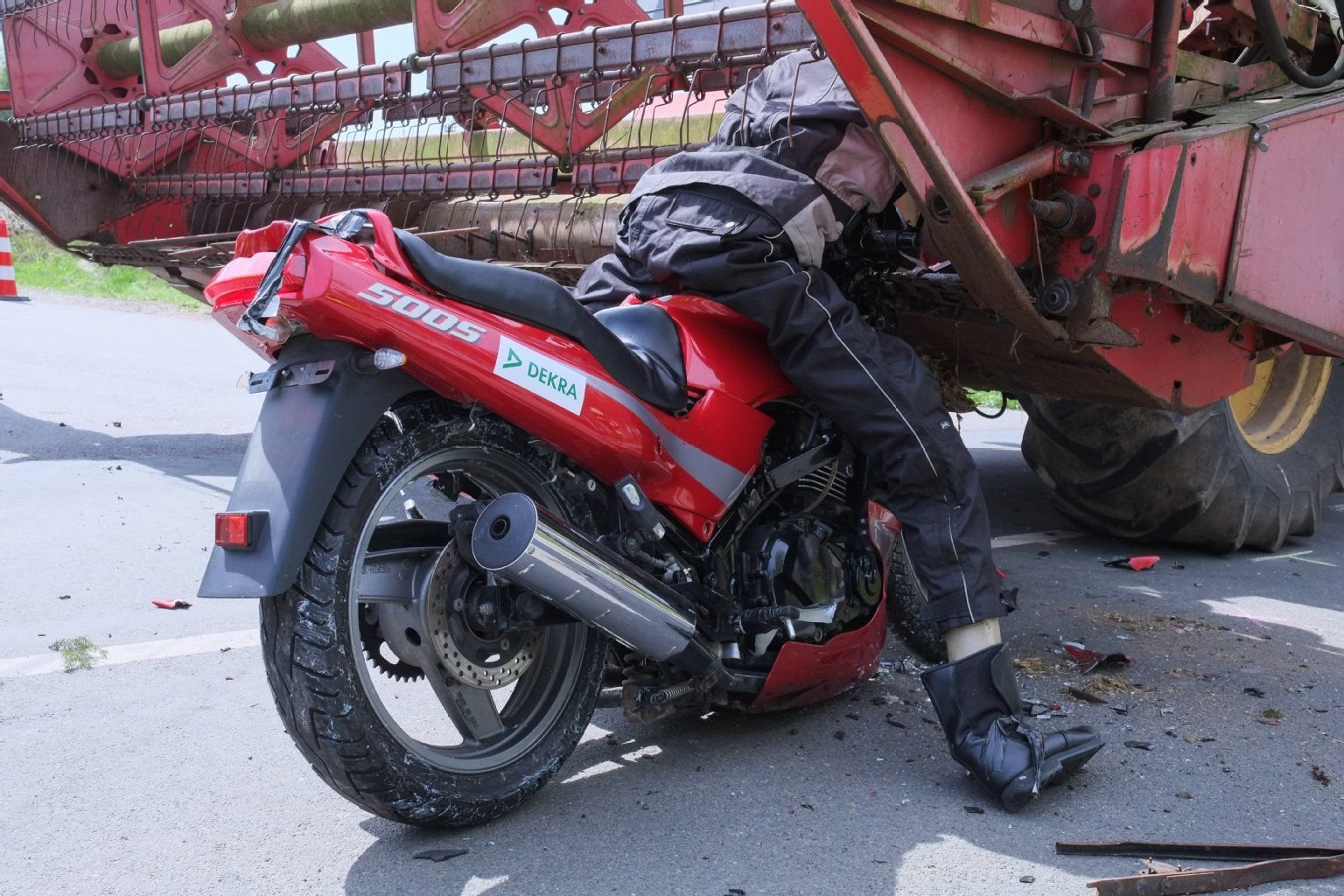 Das schlimmste Szenario, das man sich bei einem Mähdrescher-Unfall vorstellen kann. Ein Motorrad prallt frontal mit dem Mähwerk zusammen.