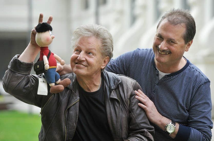 „Dobo“-Erfinder Michael Schuster (r.) und Ulli Schwinge mit der Comic-Figur.