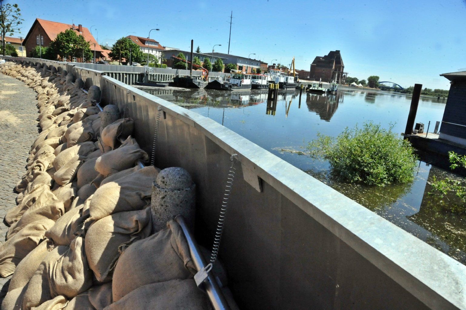 Der Elbhafen in Wittenberge ist gegen die befürchtete Hochwasserwelle gesichert.
