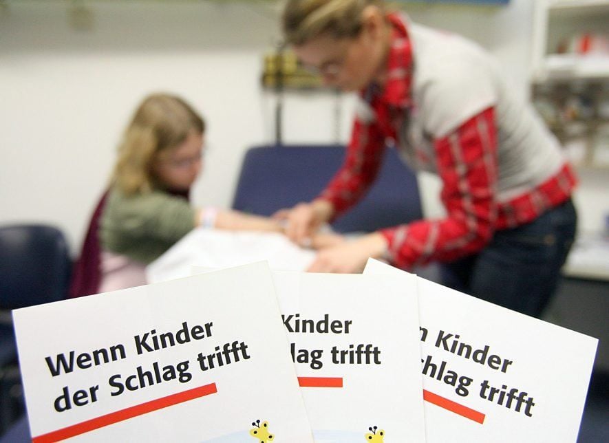 Ist bei einem Kind die Blutgerinnung gestört ist, können sich Gerinnsel bilden und ein Gefäß verstopfen - es besteht erhöhte Schlaganfallgefahr.