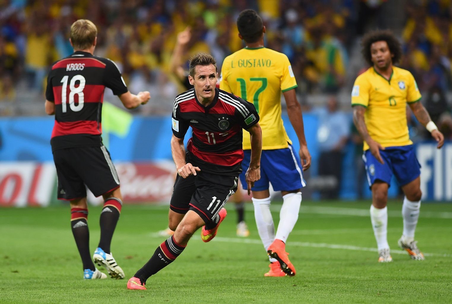 Miroslav Klose jubelt über seinen Treffer zum 2:0 gegen Brasilien im Halbfinale der Fußball-WM 2014.