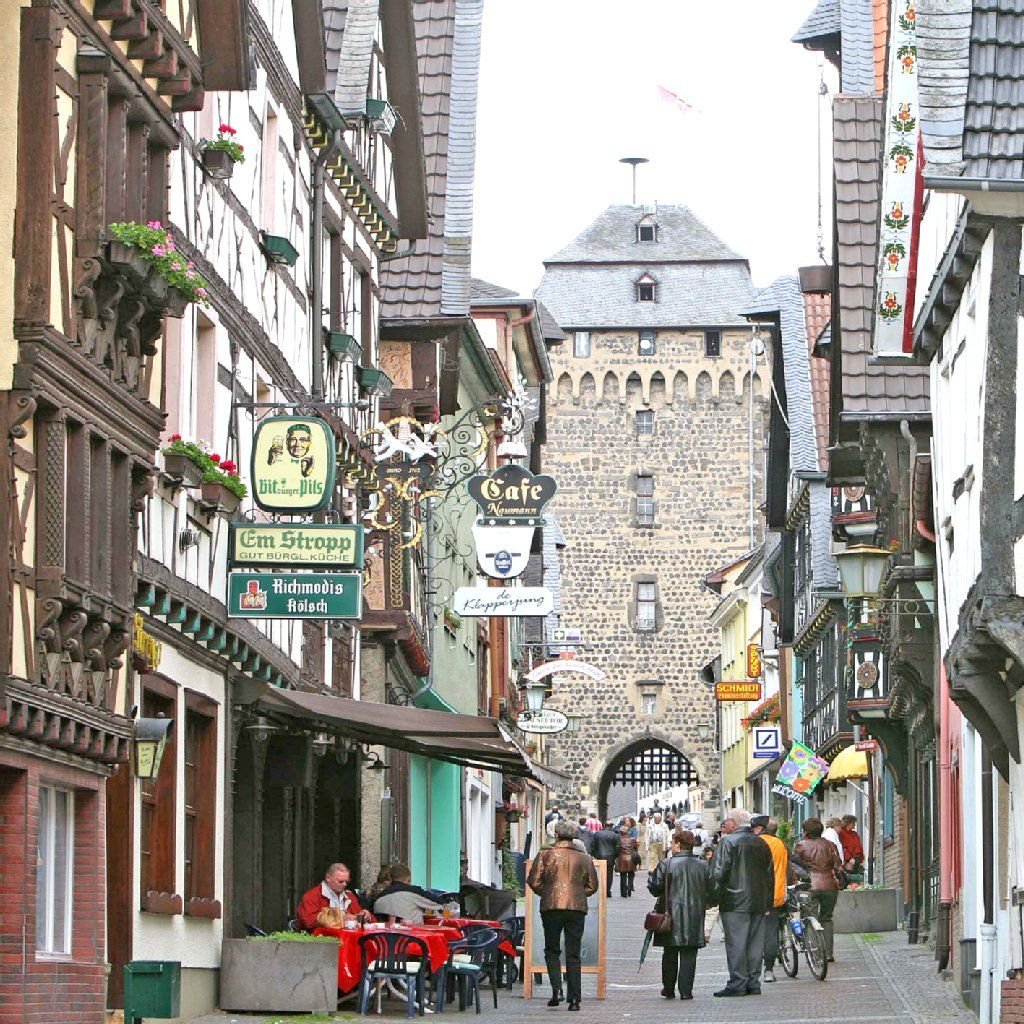 Bummel durch die Neustraße: Historische Altstadt von Linz am Rhein.