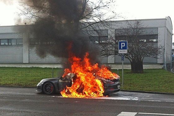 Weil zwei Fahrzeuge des neuen Porsche 911 GT3 in der Schweiz und in Italien ausgebrannt waren, hat der Sportwagenbauer Hersteller alle 785 ausgelieferten Fahrzeuge zurückgerufen.