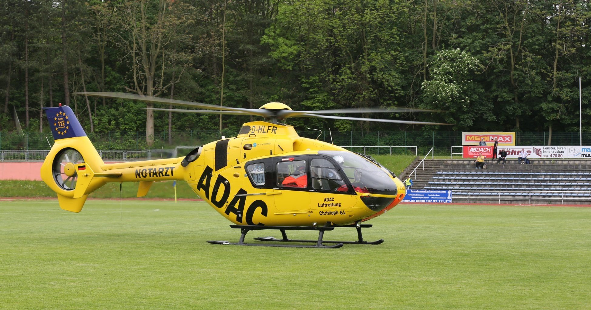 Ein Hubschrauber landete auf dem Spielfeld und brachte den Zuschauer ins Krankenhaus.