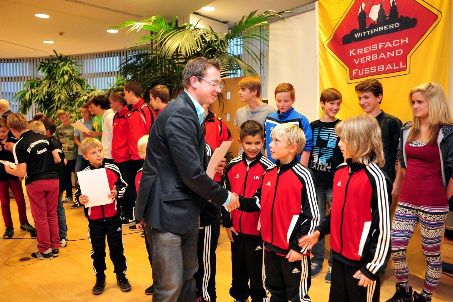 Wittenberg: Ehrung der Nachwuchsfußballer im Kreisfachverband Wittenberg. Im Vordergrund die Mannschaft von Einheit Wittenberg. Stephan Arnhold, Geschäftsführer des KSB gratuliert.