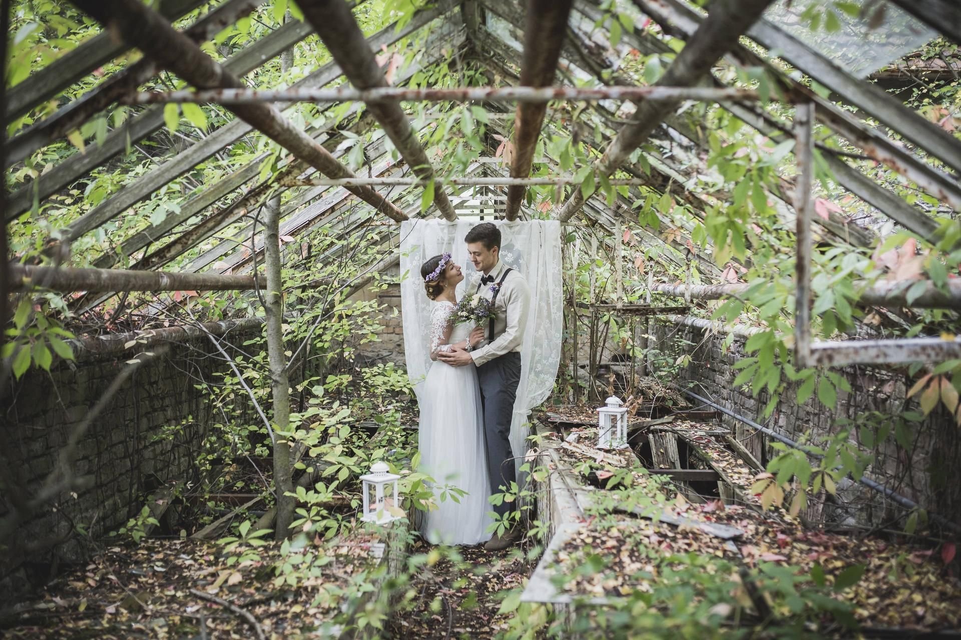 Es muss nicht immer teuer sein! Auch für das Hochzeitsfoto kann ein kreativer Raum eine günstige Alternative bieten.