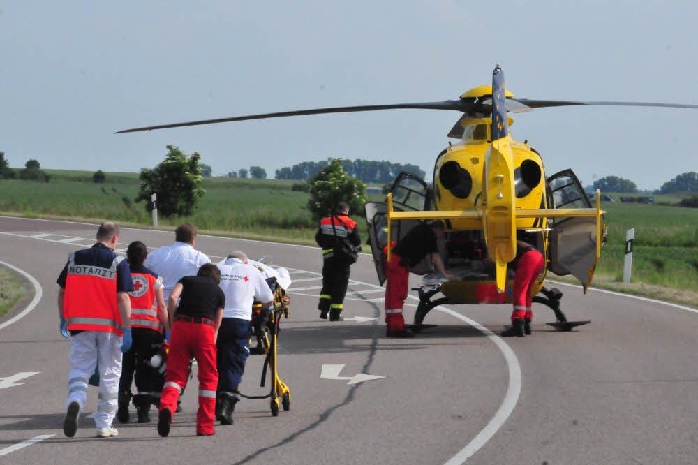 Schwerer Unfall im Bereich B 87/Bothfeld: Ein Auto von einem Pflegedienst stieß mit einem Lkw zusammen. Es gab Verletzte.