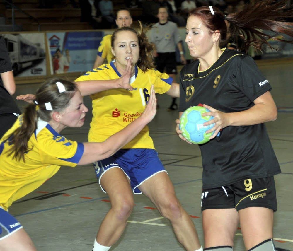 Henriette Nagel (am Ball) erzielte im Spiel gegen den Tabellenletzten Gräfenhainichen elf Treffer und war gemeinsam mit Daisy Richter erfolgreichste Torschützin in diesem Spiel.