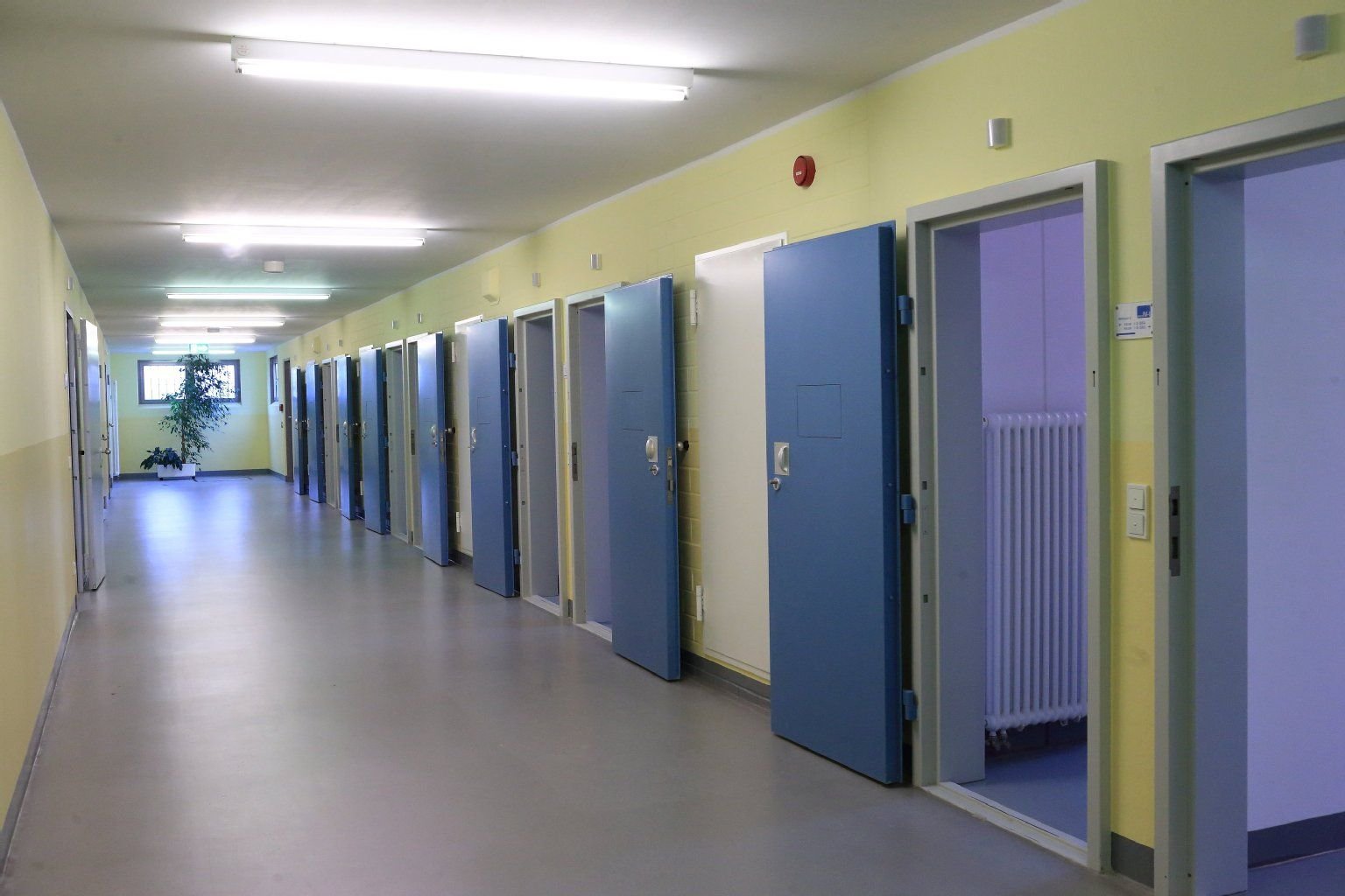 Die Türen zu den Wohnräumen der Sicherungsverwahrung in der Justizvollzugsanstalt (JVA) in Burg (Sachsen-Anhalt) stehen am 12. April offen.