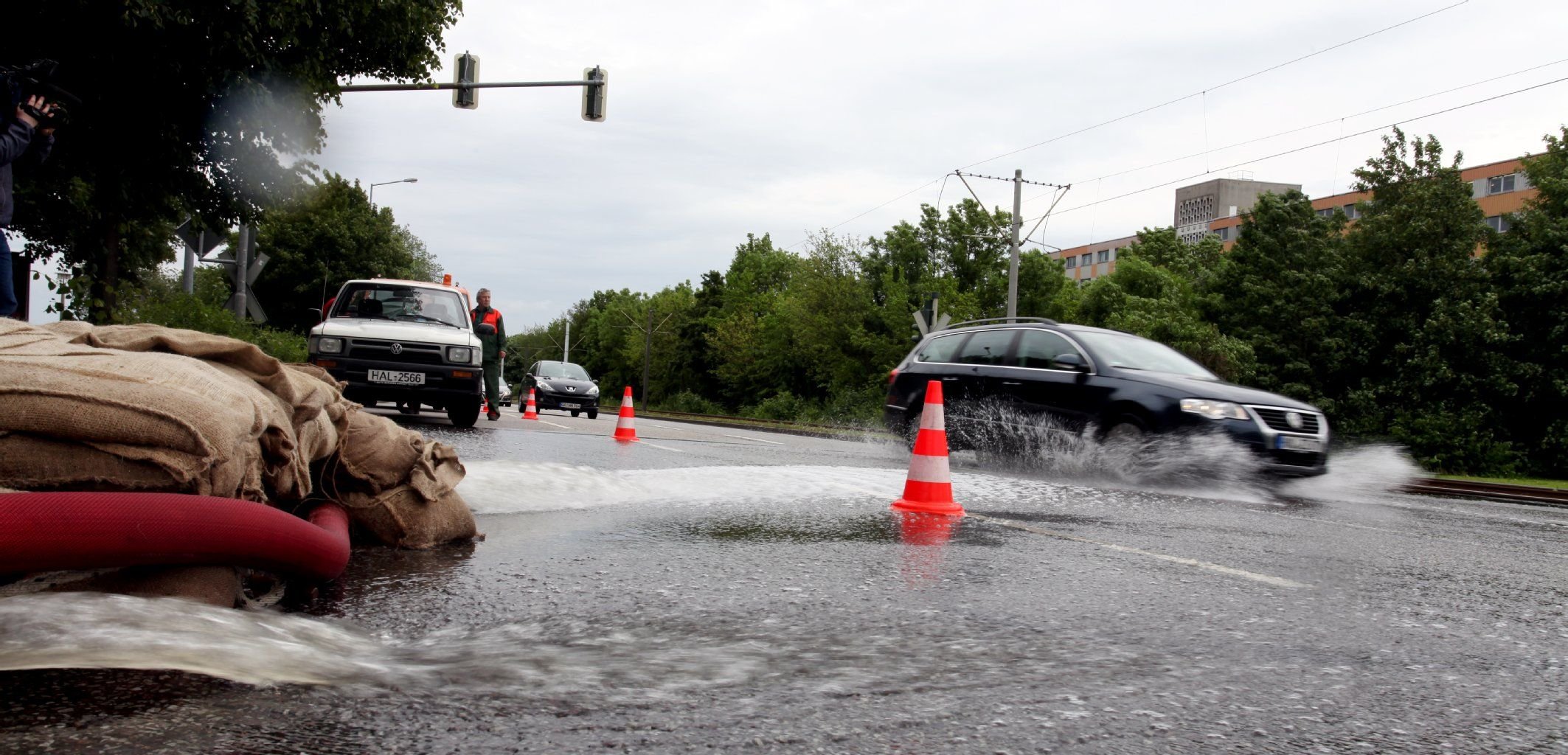 Anfang Juni lief das Wasser der Saale auf die Straße am Gimritzer Damm in Halle.