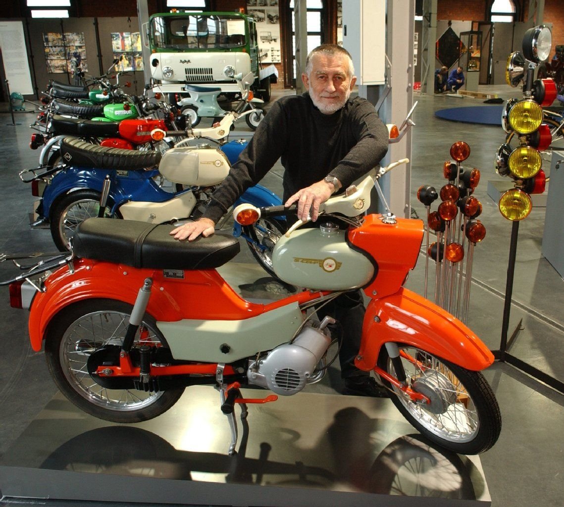 Der Chemnitzer Designer Clauss Dietel steht an einem Mokick Simson "Star" aus dem Jahre 1962, den er mit weiteren Mokicks für das Suhler Simson-Werk entwickelt hatte (Foto vom 12.11.2004).