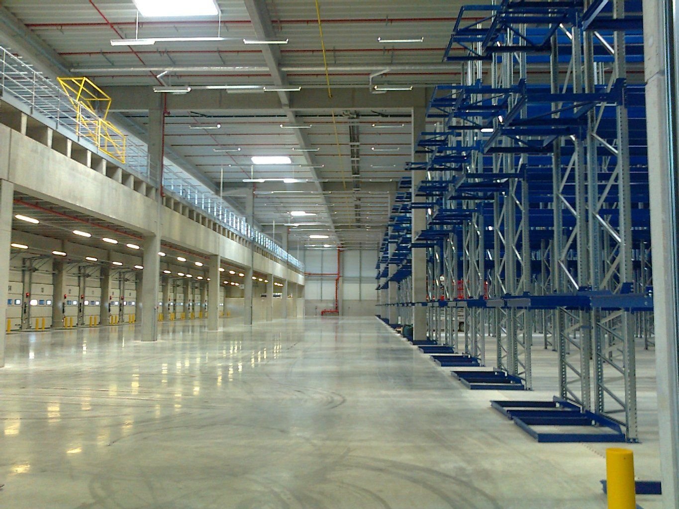 Blick in das neue Logistikzentrum der Firma Finsterwalder in der Grenzstraße in Halle.