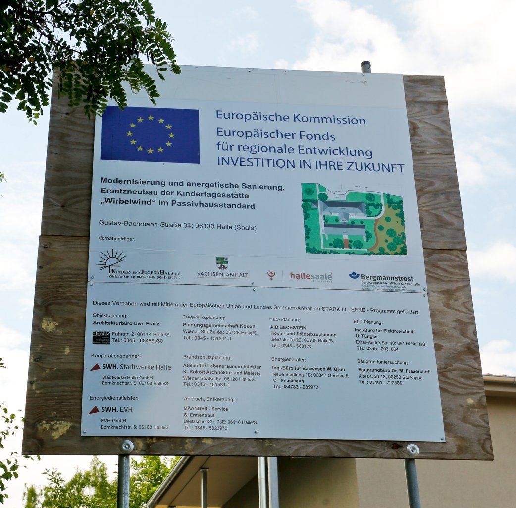 Das Schild auf dem Kita-Gelände weist auf das EU-finanzierte Stark-III-Programm hin.