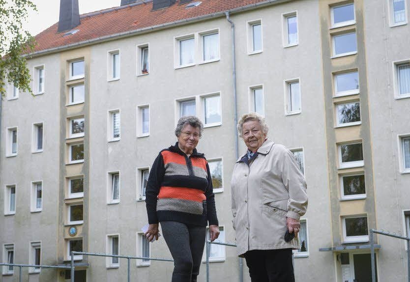 Lisa Taubert und Brigitte Lindner (r.) vor ihrem Wohnblock.